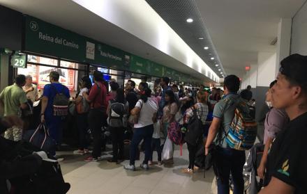 Pasajeros forman largas filas en la terminal terrestre para comprar un boleto de autobús.