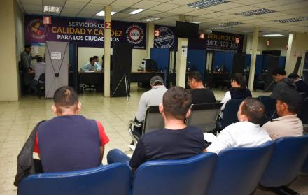 Usuarios esperan su turno en las oficinas de brevetación.