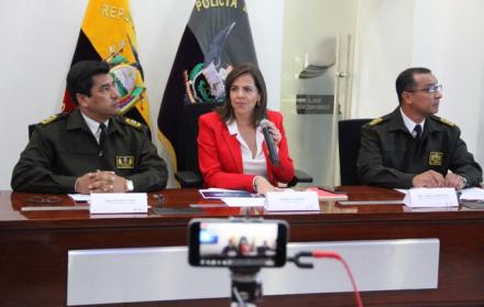 La ministra de Gobierno, junto a los generales Nelson Villegas y Carlos Cabrera, informó sobre el operativo realizado en 14 provincias, la mañana de este lunes.