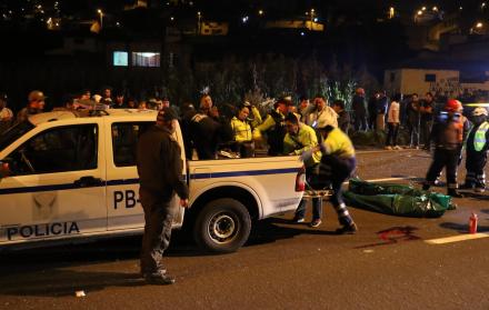 Imbabura. Momentos en que los cuerpos de las cuatro víctimas iban a ser llevados hasta la morgue. La policía cercó el sitio, en la Panamericana E35, donde se registró el accidente. El auto en el que iban los jóvenes quedó totalmente destruido.