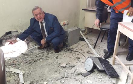 El rector de la Universidad de Guayaquil observa el hueco producido por la explosión.