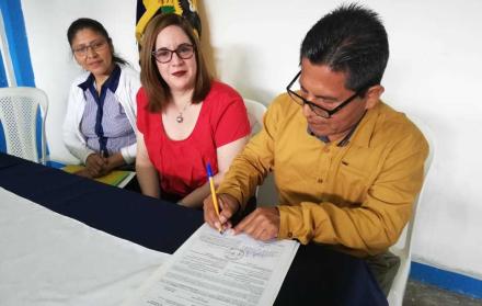 Posesión. La subsecretaria de Educación posesiona a Teófilo González, rector de la escuela Homero Espinoza.
