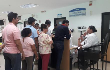 Los afiliados que no fueron atendidos en los dispensarios del IESS tuvieron que hacer filas para reagendar sus citas médicas. (Martha Torres / Expreso)