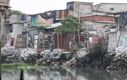 Asentamientos. Las viviendas en las riberas del estero son parte del problema de contaminación.