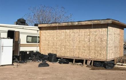 Dentro de esta caseta de madera sin ventanas ni baño fue hallado el grupo de 67 indocumentados ecuatorianos y guatemaltecos.