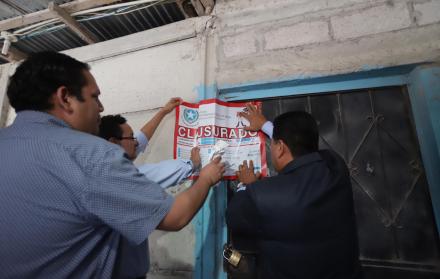 Equipo del Municipio de Guayaquil coloca el sello de clausura en una cantera. 