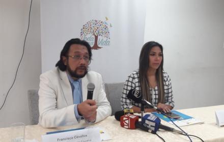 Francisco Cevallos, viceministro de Gestión Educativa, y Érika Laínez, subsecretaria de Educación de la Zona 8, durante una reunión con medios de comunicación, este jueves 25 de abril.