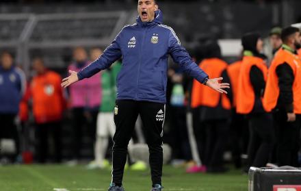 El entrenador empezó a dibujar el once que jugará ante la tricolor, el domingo en Elche, España.