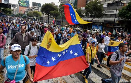 El gobierno también citó en Caracas a sus seguidores para defender su revolución socialista del plan que, según Maduro, lidera Estados Unidos para derrocarlo.