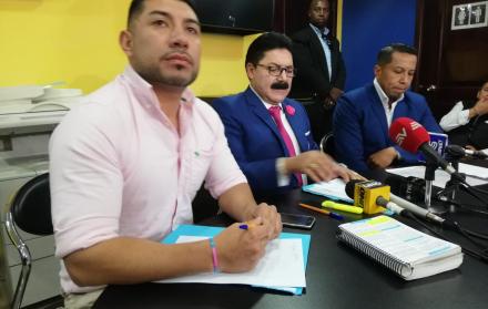El abogado Patricio Armijos junto Fredy Revelo y Carlos Pineda, exagentes de Inteligencia, quienes denunciaron el presunto fraude procesal en el caso de pases policiales.