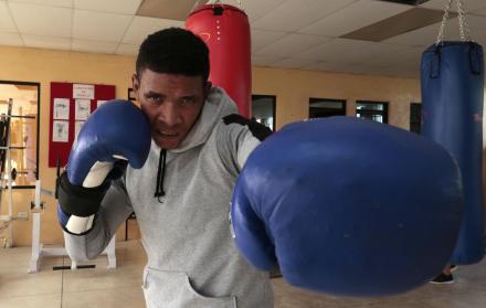 Erick Bone, boxeador de Portoviejo, entrena para su encuentro.