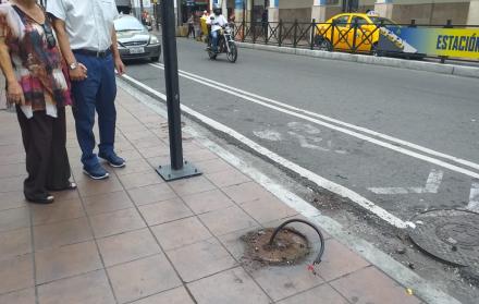 A la altura de la calle Chile, se han retirado dos postes de alumbrado público.