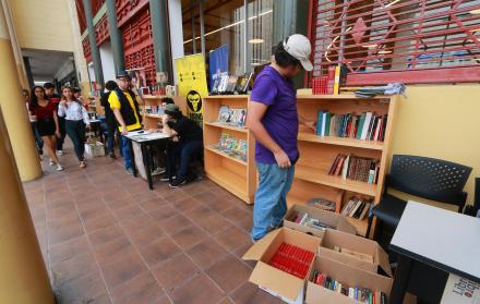 Lectura. La feria ofrece al público creaciones de editoriales ecuatorianas y de otras procedentes de México, Perú y España. También hay un espacio para la venta de libros usados.