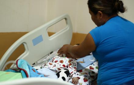 Cuidados. Jesús necesita monitoreo, por eso su mamá no puede trabajar para mejorar su condición económica.