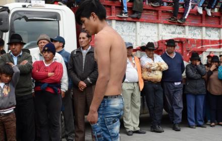 Luis Chugchilán fue acusado de asesinar a la madre de su hijo y también al menor el pasado mes de marzo. Este se entregó a las autoridades de la comunidad indígena que lo sometieron a su justicia.