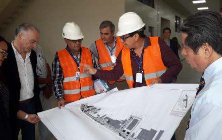 Revisan el mapa del proyecto Delta que se ejecuta en la Universidad de Guayaquil.