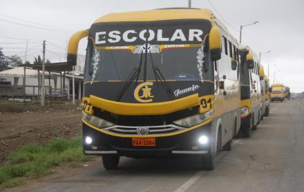 Transportes escolares e institucionales permanecieron parqueados durante cuatro horas, en señal de protesta. (Joffre Lino / Expreso)