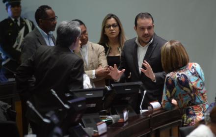 Reunión. El asambleísta Roberto Gómez (c) pedirá que la denuncia del ministro de Energía vaya a la Fiscalía.