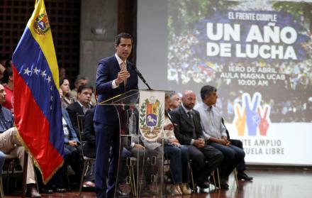 El líder opositor Juan Guaidó habla durante una reunión con la plataforma opositora Frente Amplio Venezuela Libre este lunes, en Caracas, Venezuela.