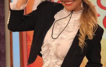 Jacqueline, con el traje típico de su país de origen, Chile.