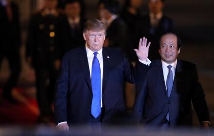 El avión presidencial Air Force One aterrizó a las 20:54 locales en el aeropuerto internacional de Hanoi.