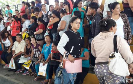 Angustia. El Leonidas García estuvo abarrotado de padres que pedían información sobre el traslado de colegio.