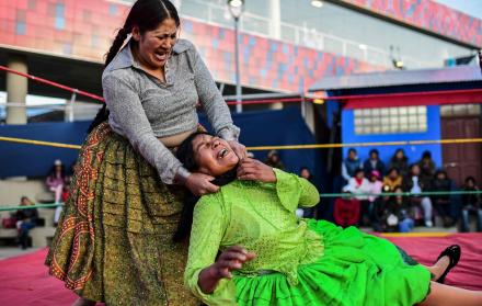 Las luchas de ‘cholitas’ supone un enfrentamiento cuerpo a cuerpo entre mujeres descendientes del pueblo Aymara y Qechua.