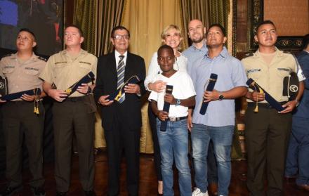 Autoridades junto a los ciudadanos premiados.
