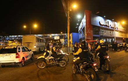El temor a nuevos desmanes y protestas, como los registrados en el día, hizo que la gente se guarde temprano en sus viviendas.