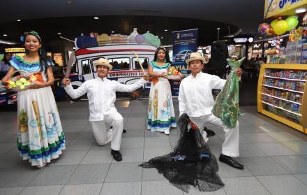 Promotores turístico de Santa Elena y Loja exponen en la terminal terrestre.