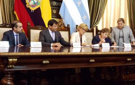 Acuerdo. (De izquierda a derecha) Vicente Taiano, César Litardo, Cynthia Viteri y María Paulina Aguirre; los tres últimos firmaron el acuerdo de seguridad.