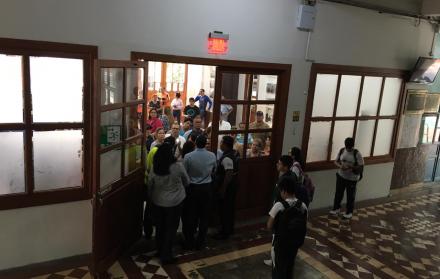 Tras conocerse sobre la supuesta amenaza de bomba, padres de familia llegaron al colegio para retirar a sus hijos.
