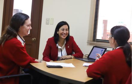 Claudia Macchivello, Coordinadora IB; Rafaela Menoscal, vicerrectora; Gisella Casal, Coordinadora Superior y Bachillerato del colegio Delta, coordinan la capacitación. (Cortesía)