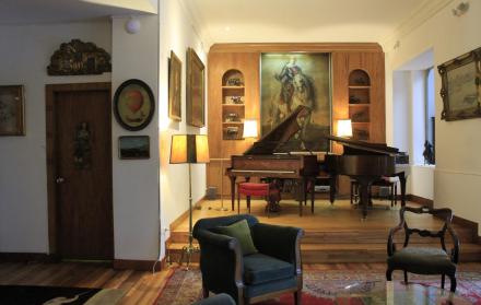 Estudio. En la sala de conciertos hay dos pianos; el derecho era el favorito de Celia.