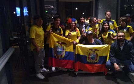 Los aficionados, con banderas y cánticos, festejaron a la Mini.Tri.