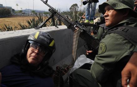 Militares de la Guardia Bolivariana apoyan a la oposición y esperan fuertemente armados.