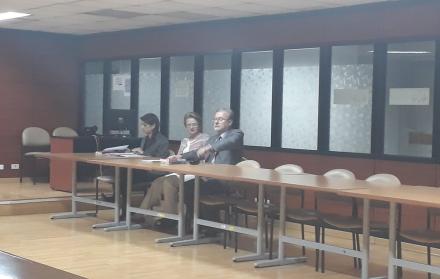 Norma Vallejo, exasambleísta de Alianza País, junto a su abogado, Ramiro Aguilar, en la Corte Nacional de Justicia.