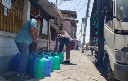Abastecimiento. Los habitantes del sur resolvieron el día con botellones.