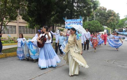 Miembros del Instituto de Neurociencias desfilaron por las fiestas de Guayaquil.