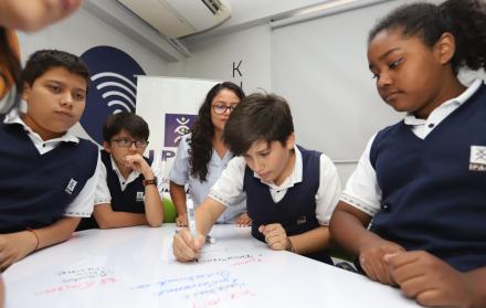 Herramientas. Las mesas cumplen también la función de pizarras en las que los estudiantes puedan escribir sus ideas y luego proyectarlas a las pizarras, con la ayuda del iPad.