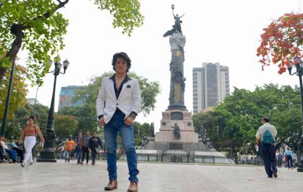 El Camilo Sesto ecuatoriano le rinde un homenaje a su ídolo