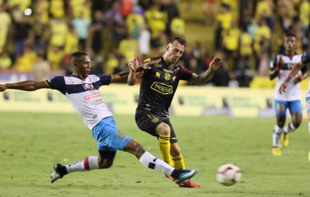 Damián Diaz (d) de Barcelona disputa el balón con Aurelio Nazareno (i) de Olmedo. 