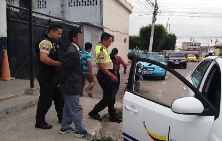 La policía lo interroga sobre los delitos cometidos.