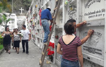 Muchas personas aprovecharon para limpiar las bóvedas y colocar flores