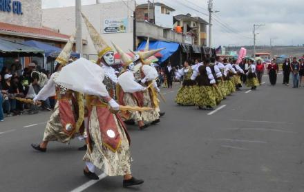 Desfile de la Alegría para conmemorar los 197 años de Independencia de Riobamba.