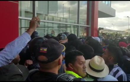 Imágenes de las personas tratando de entrara a las instalaciones del ECU 911 Ibarra.