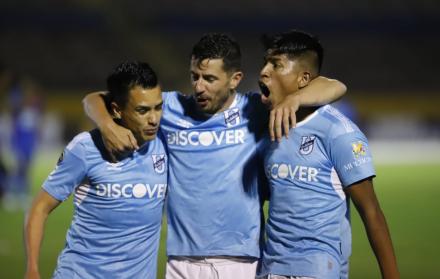Jugadores de Universidad Católica celebran una anotación. 