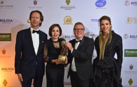 Glorioa Gallardo, junto a Sion Rapson, vicepresidente de Marketing de los World Travel Awards y Chris Frost, vicepresidente de los World Travel Awards.