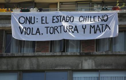 Manifestantes colocan pancartas con mensajes reivindicativos en las fachadas de las casas.