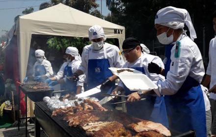 Los estudiantes de la carrera de Gastronomía de la Universidad de Guayaquil exponen lo aprendido en clase